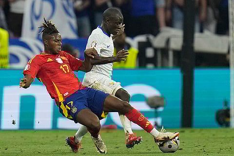 Nico Williams fights for the ball with N'Golo Kante